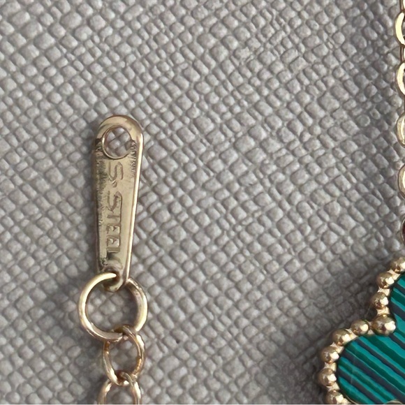 Green 5 Clover Bracelet - Picture 5 of 6